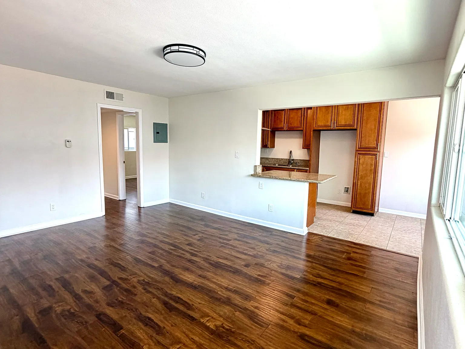 3 bed, 1050 sqft, $3,000 — Photo 3