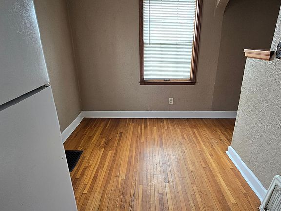 5th image of 700 12th Ave SW