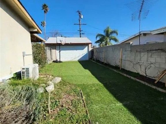 3rd image of 833 N Lilac Ave