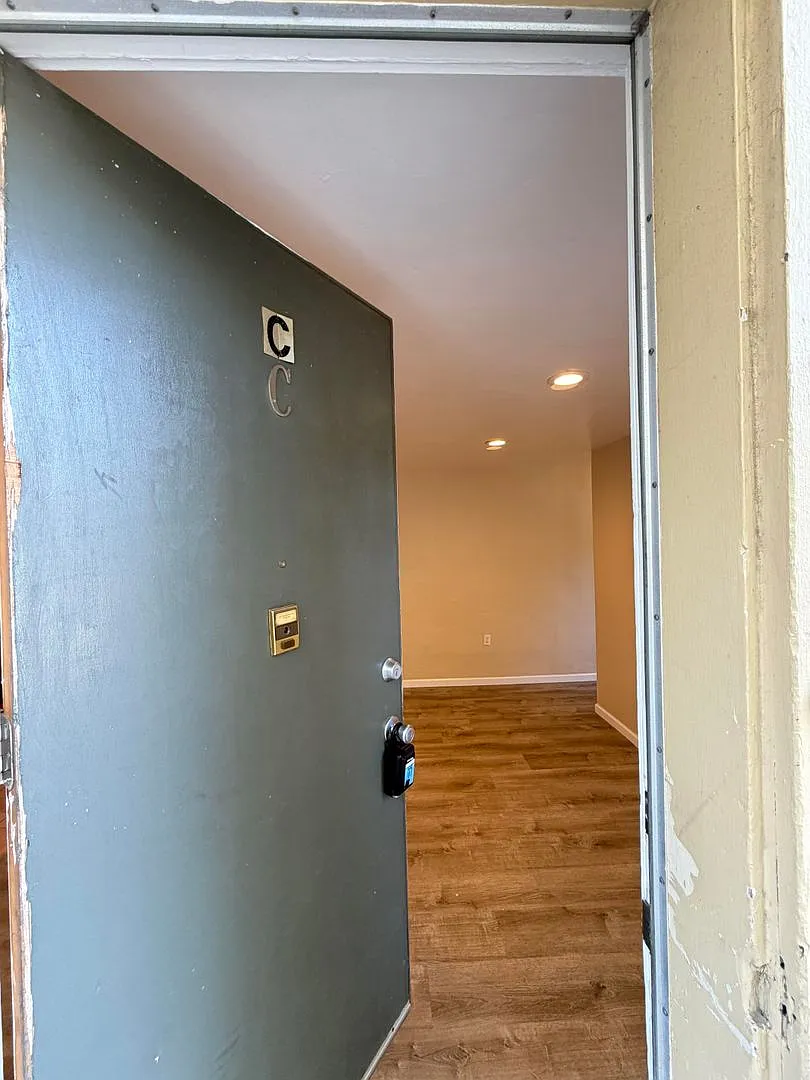 1523 Broadway — Photo 2
