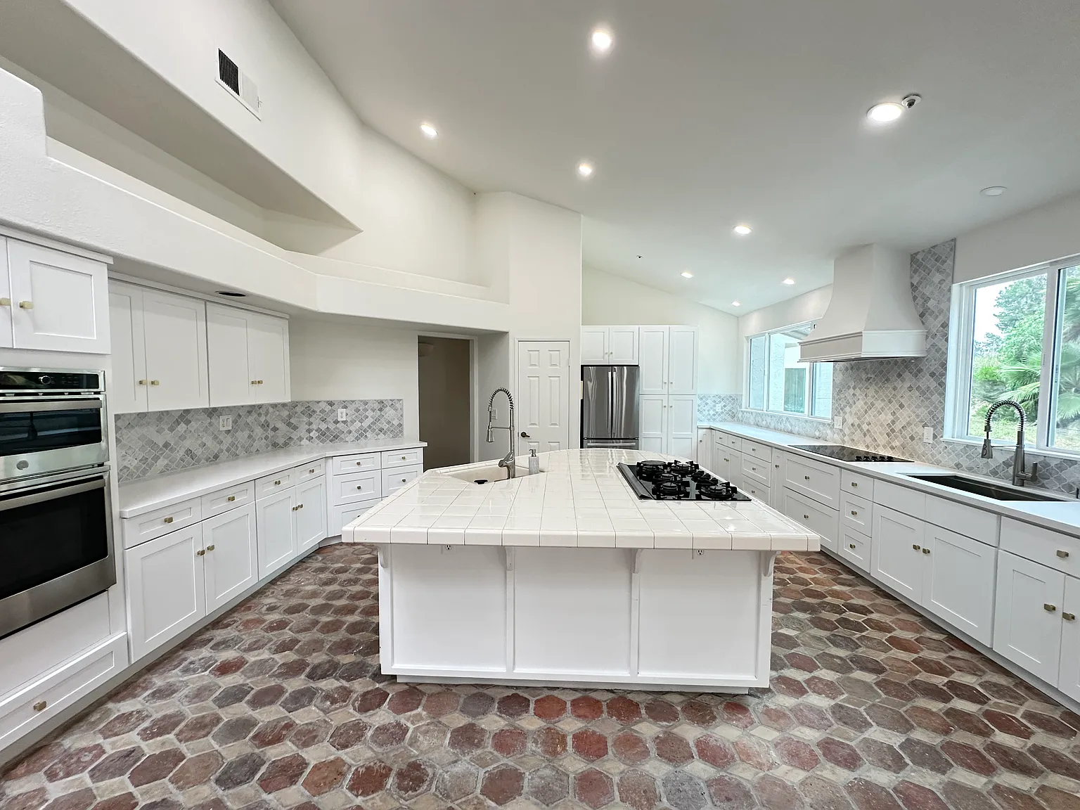 4 bed, 3538 sqft, $11,500 — Photo 4