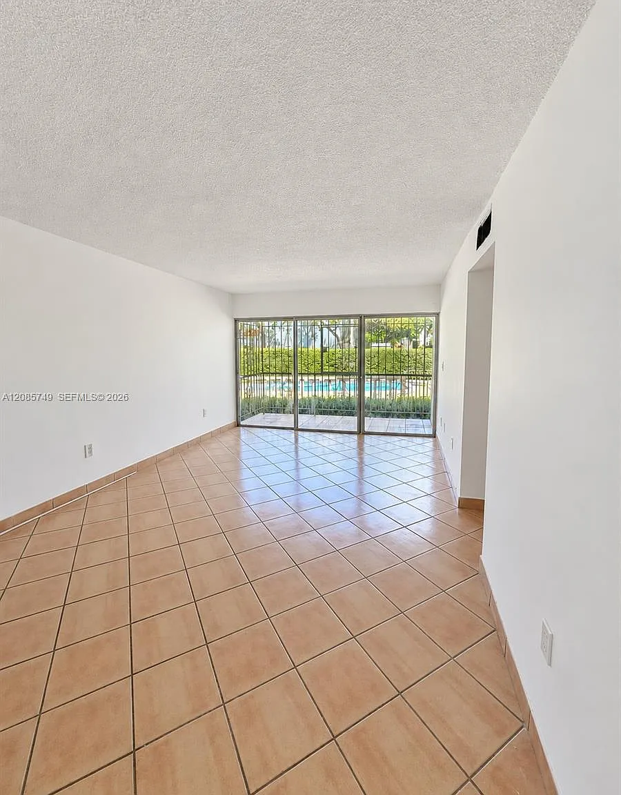 Point Bay North Condo — Photo 3