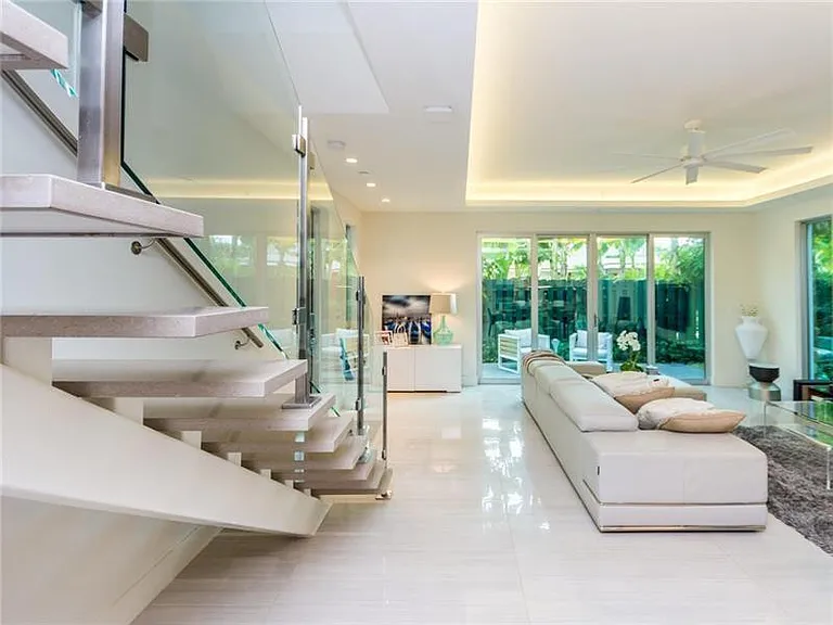 240 Shore Ct — Photo 9