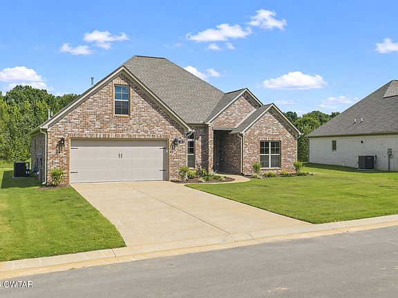 4th image of 138 Roxbury Dr