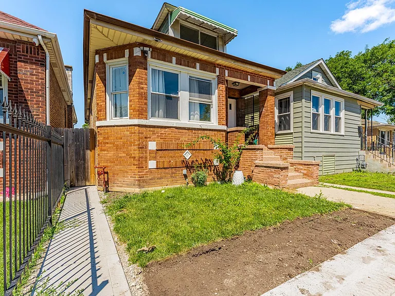 7008 S Oakley Ave — Photo 1