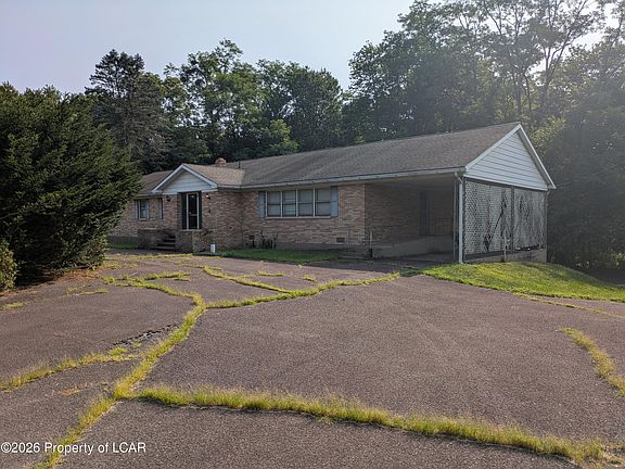3rd image of 828 Salem Blvd