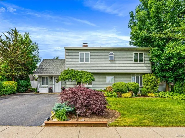 104 Choir Lane, Westbury, NY 11590