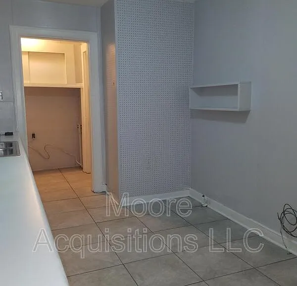 221 Leonard Dr — Photo 8