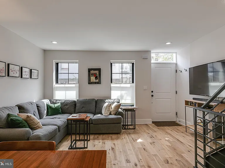 746 S Harshaw St — Photo 2