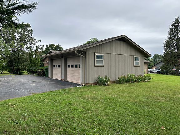 3rd image of 1014 N Heritage Dr