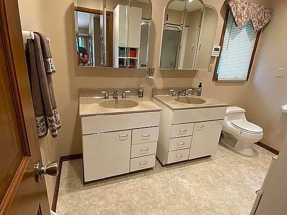 Master Bedroom Bathroom 