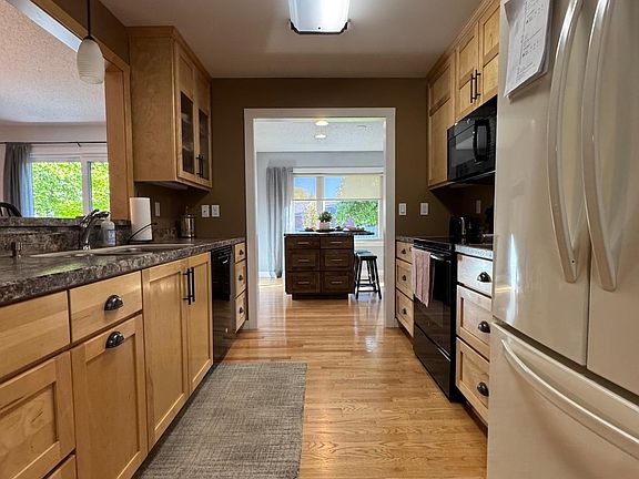 3rd image of 101 37th Ave S