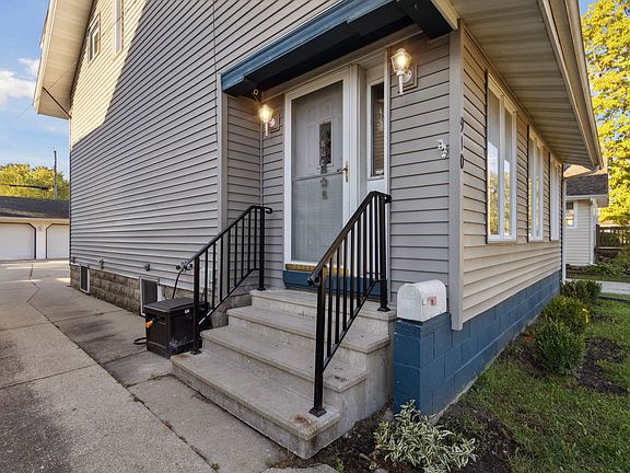 3rd image of 910 Benton Ave