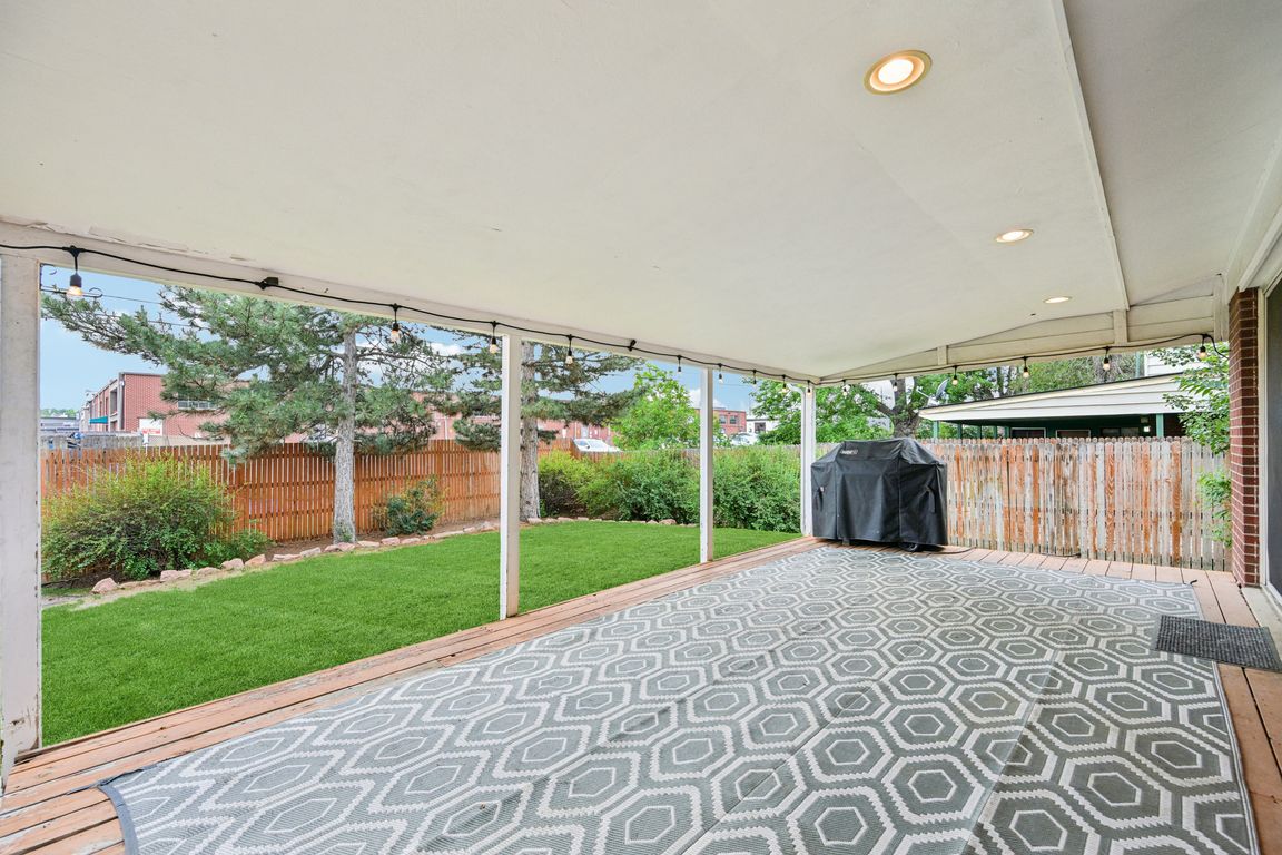 E Asbury Ave-L2406-039