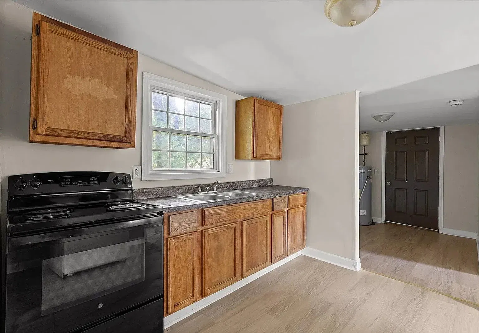3 bed, 1.0 bath, 940 sqft, $1,395 — Photo 4