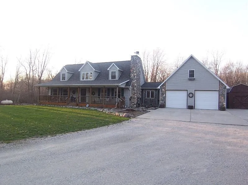 1215 E Farrand Rd photo 1