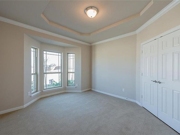 4th image of 327 Westphalian Dr