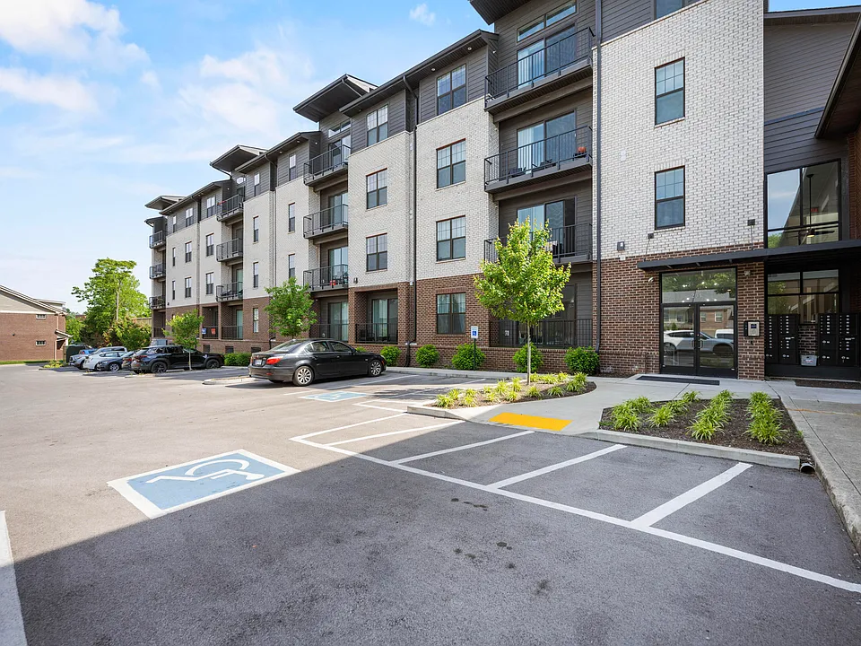 231 Walton Ave #402