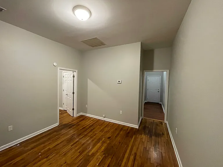 202 N Queen St — Photo 5