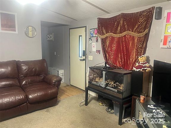 5th image of 424 Sleepy Hollow Ln