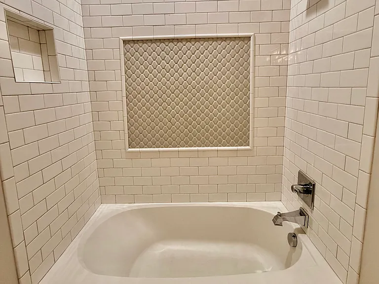 Tub / shower area in second bathroom