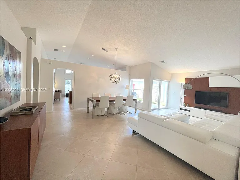 4923 SW 33rd Way — Photo 9