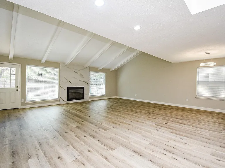 2835 Colony Dr — Photo 4