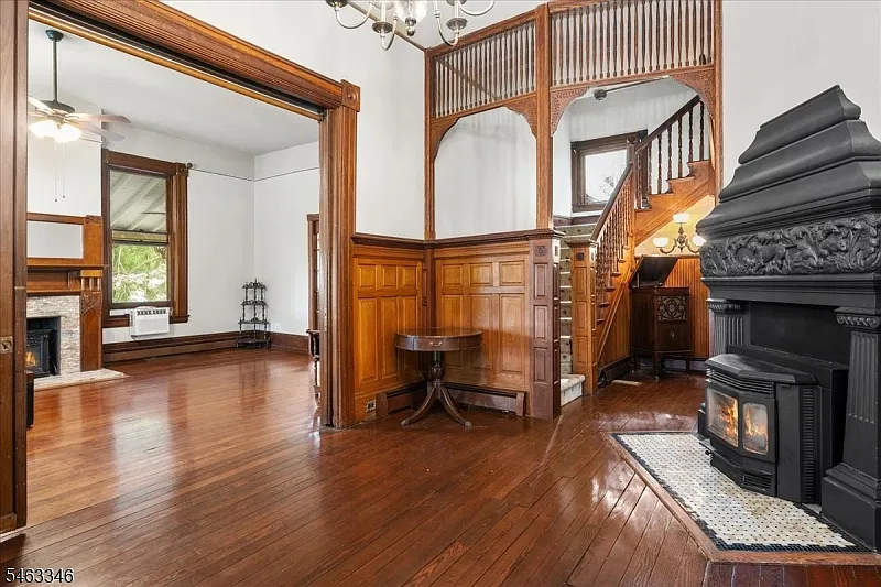 5 bed, 3.5 bath, 4396 sqft, $5,800 — Photo 2