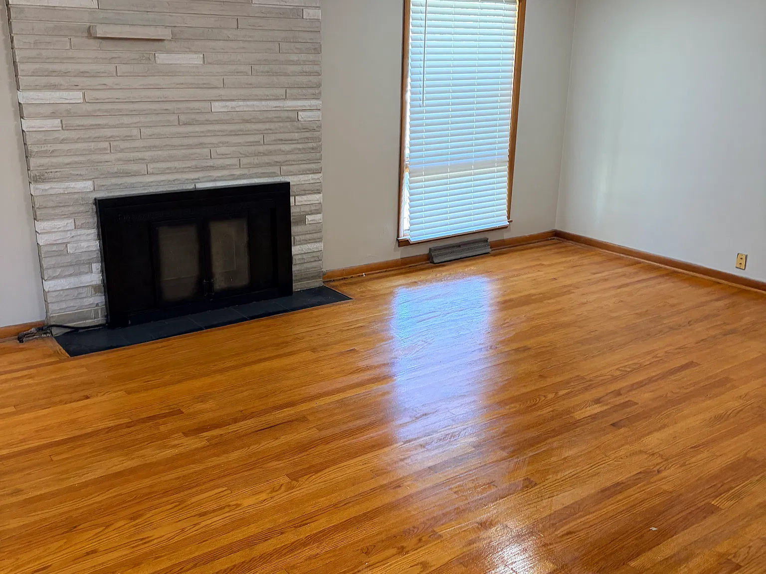 3 bed, 1323 sqft, $2,000 — Photo 2