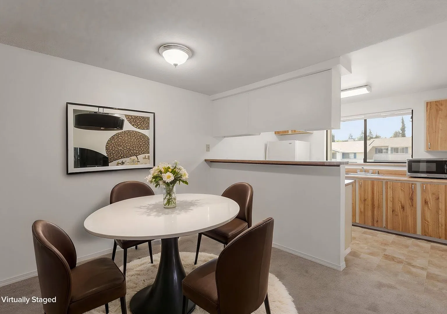 New carpet and paint! Top floor, 2drm, 2 full bath, open floor plan, pool, water, sewer, garbage ... — Photo 4