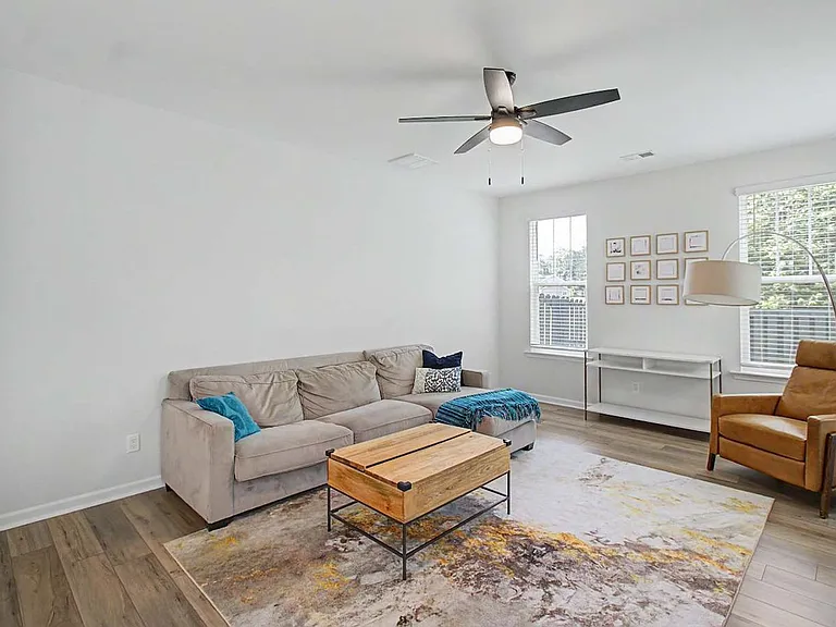 160 Spring Hill Dr — Photo 2