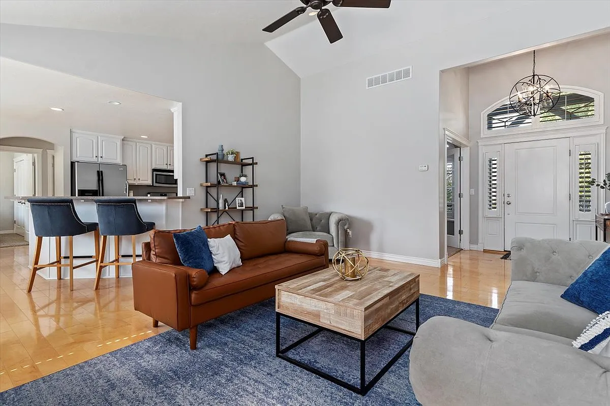 7 bed, 3224 sqft, $3,800 — Photo 3
