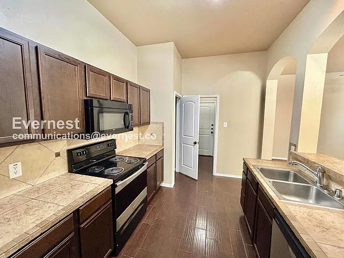 1335 Piedmont Dr — Photo 3