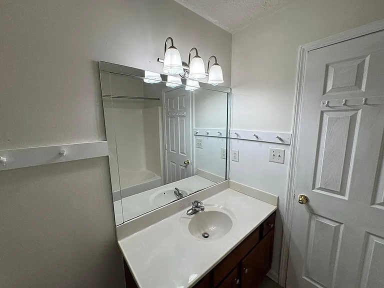 504 Thames Cir — Photo 38