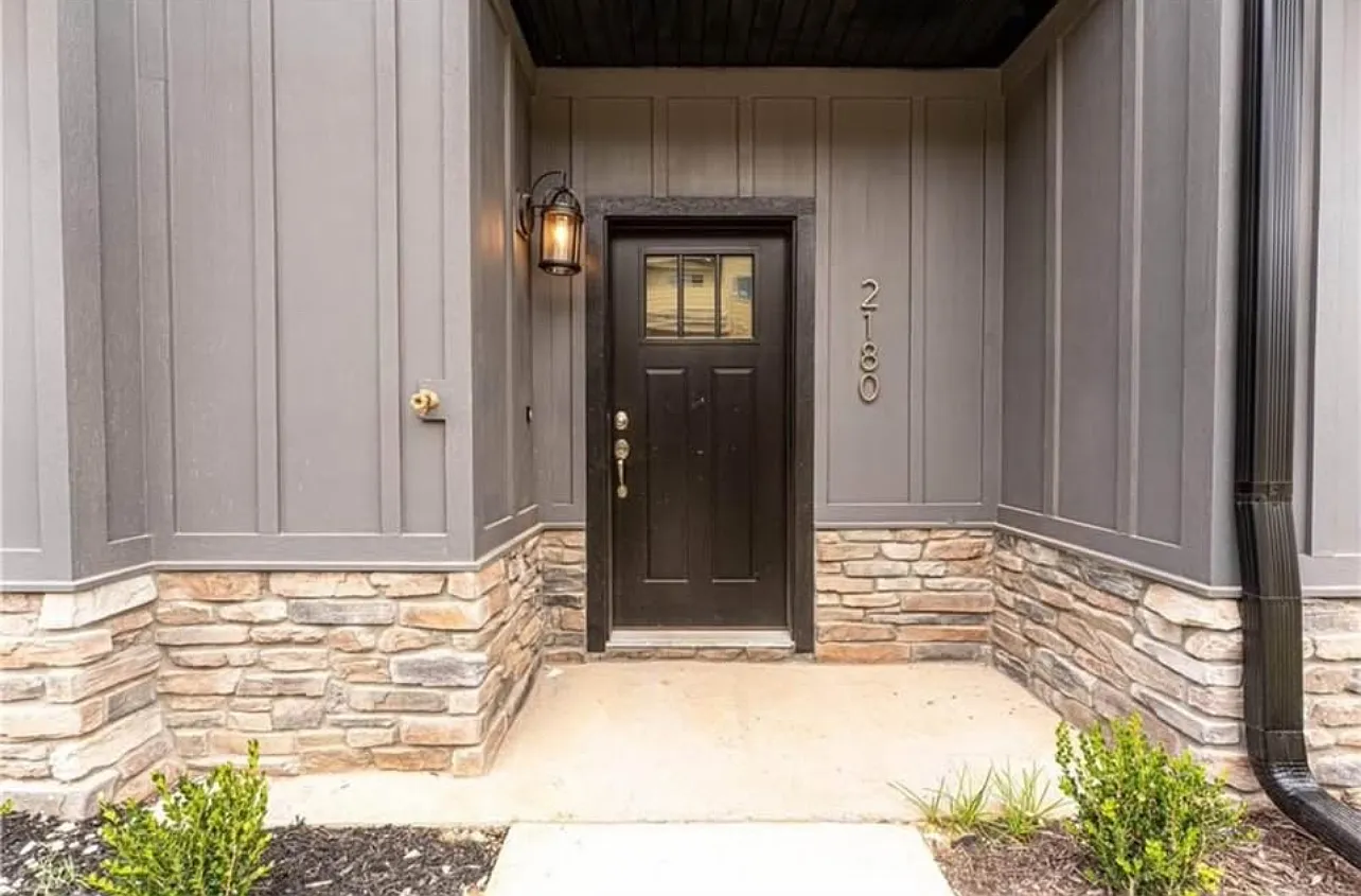 3 bed, 2.5 bath, 2012 sqft, $2,350 — Photo 2