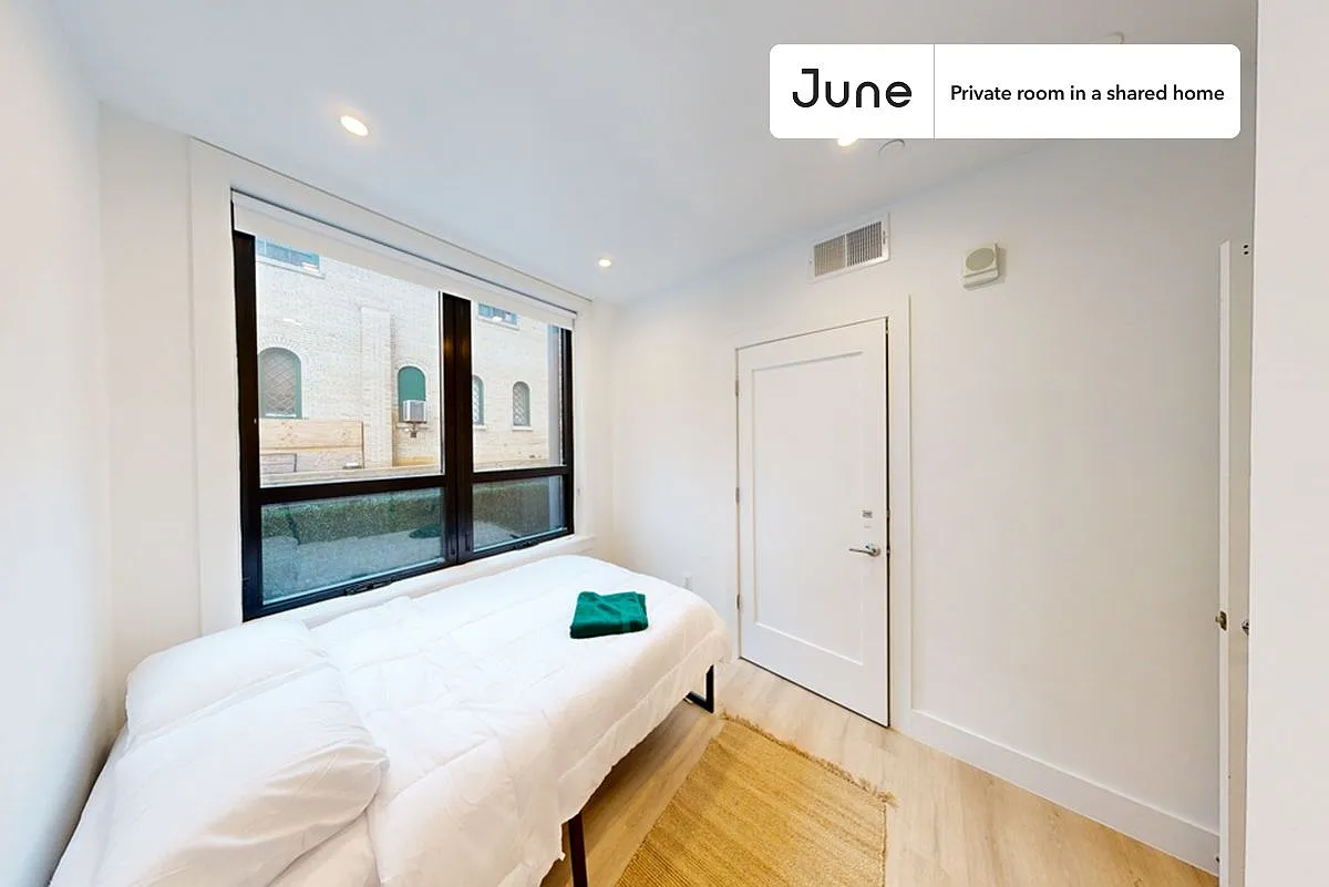 Queen bedroom in 4 bed/2 bath home in Dupont Circle #1903 B — Photo 1