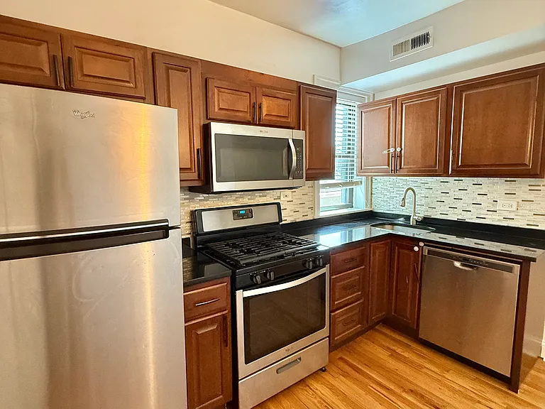 716 Reba Pl #2N — Photo 1