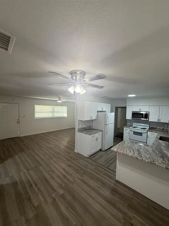 3 bed, 1.0 bath, 1225 sqft, $2,045 — Photo 4