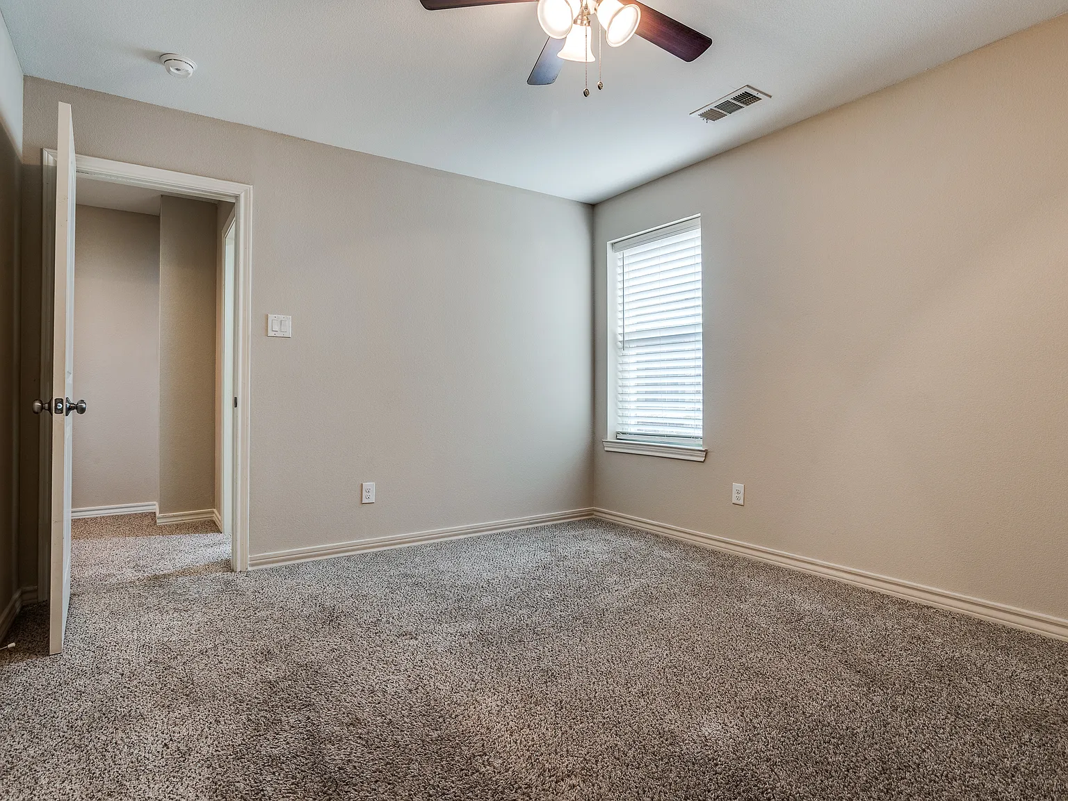 4 bed, 2.5 bath, 2001 sqft, $2,400 — Photo 3
