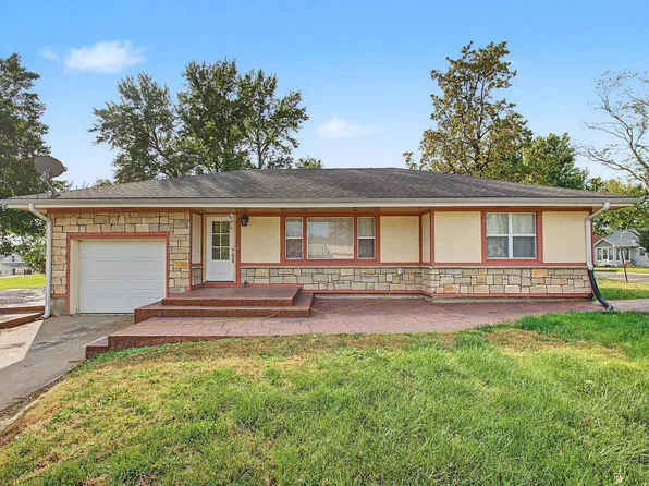 314 Chestnut St, Wamego, KS 66547