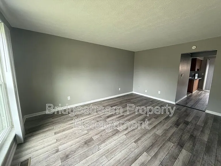 969 Taylorsview Dr — Photo 2