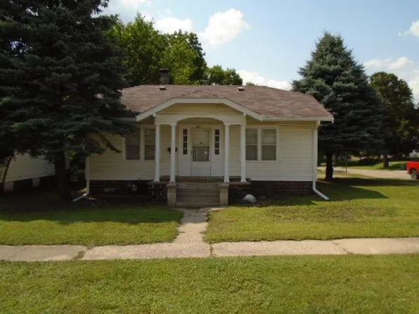 911 N 8th St, Estherville, IA 51334