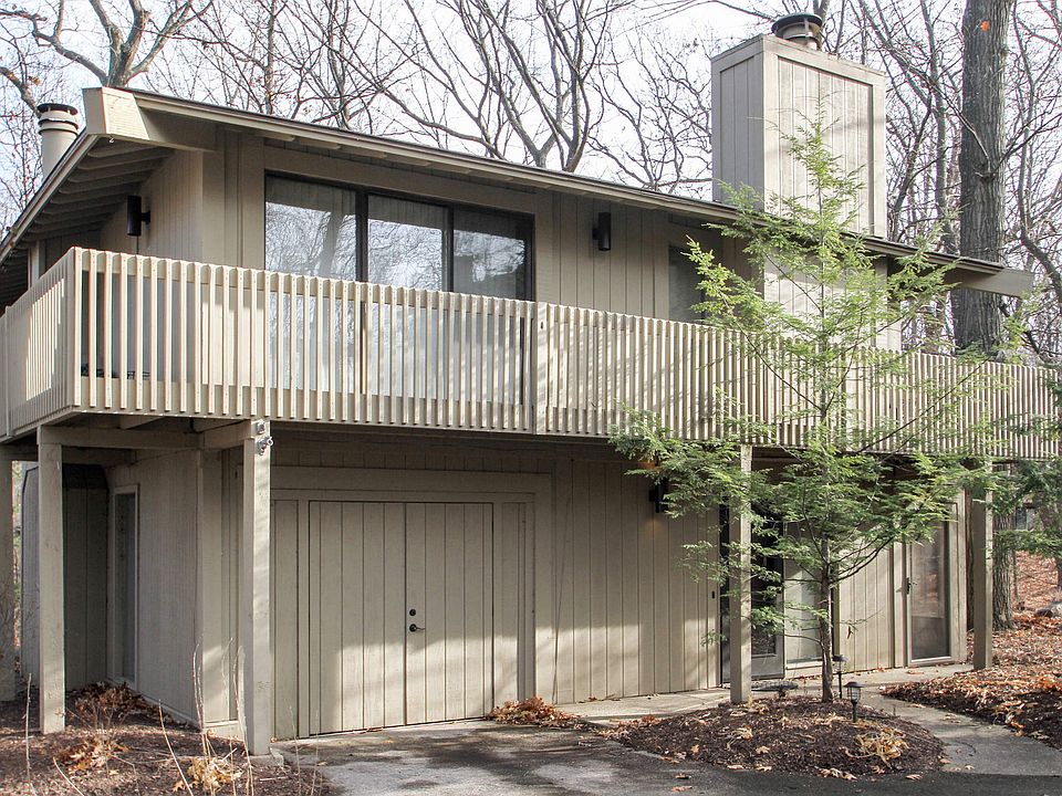 505 Rolling Green Dr., Fontana, WI  53125
