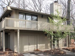 505 Rolling Green Dr, Fontana, WI 53125