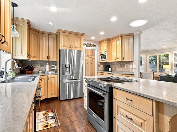 5th image of 568 E Center St