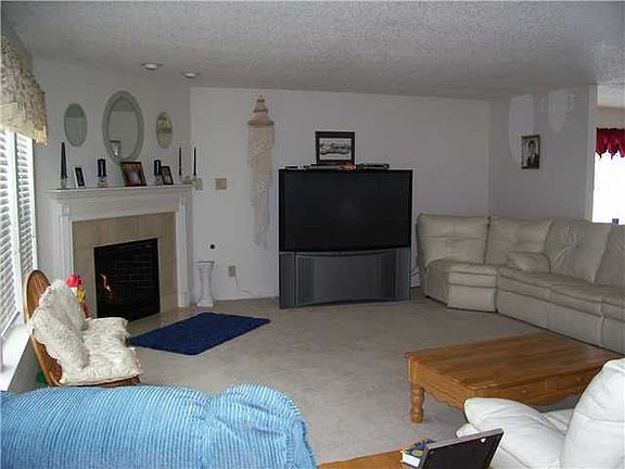 5th image of 10297 Hickory Hill Dr