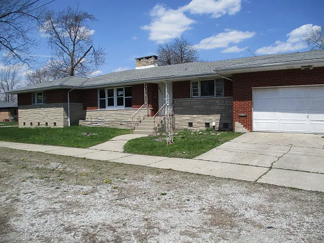 893 Buffalo Ave photo 1