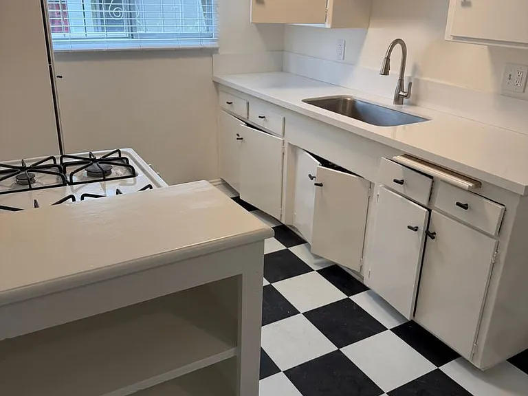 5913 Gregory Ave — Photo 1