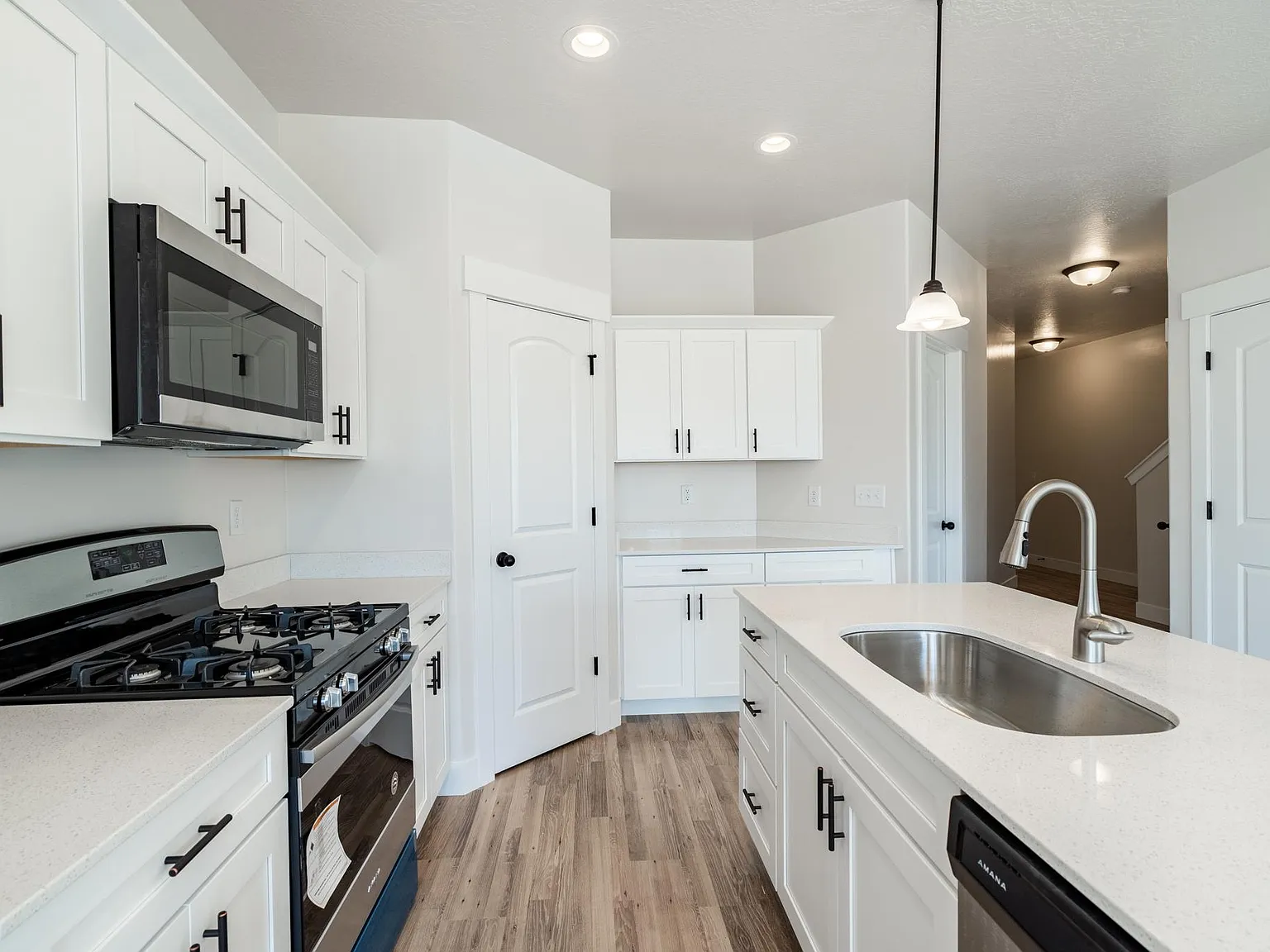 5 bed, 3.5 bath, 2400 sqft, $525 — Photo 3