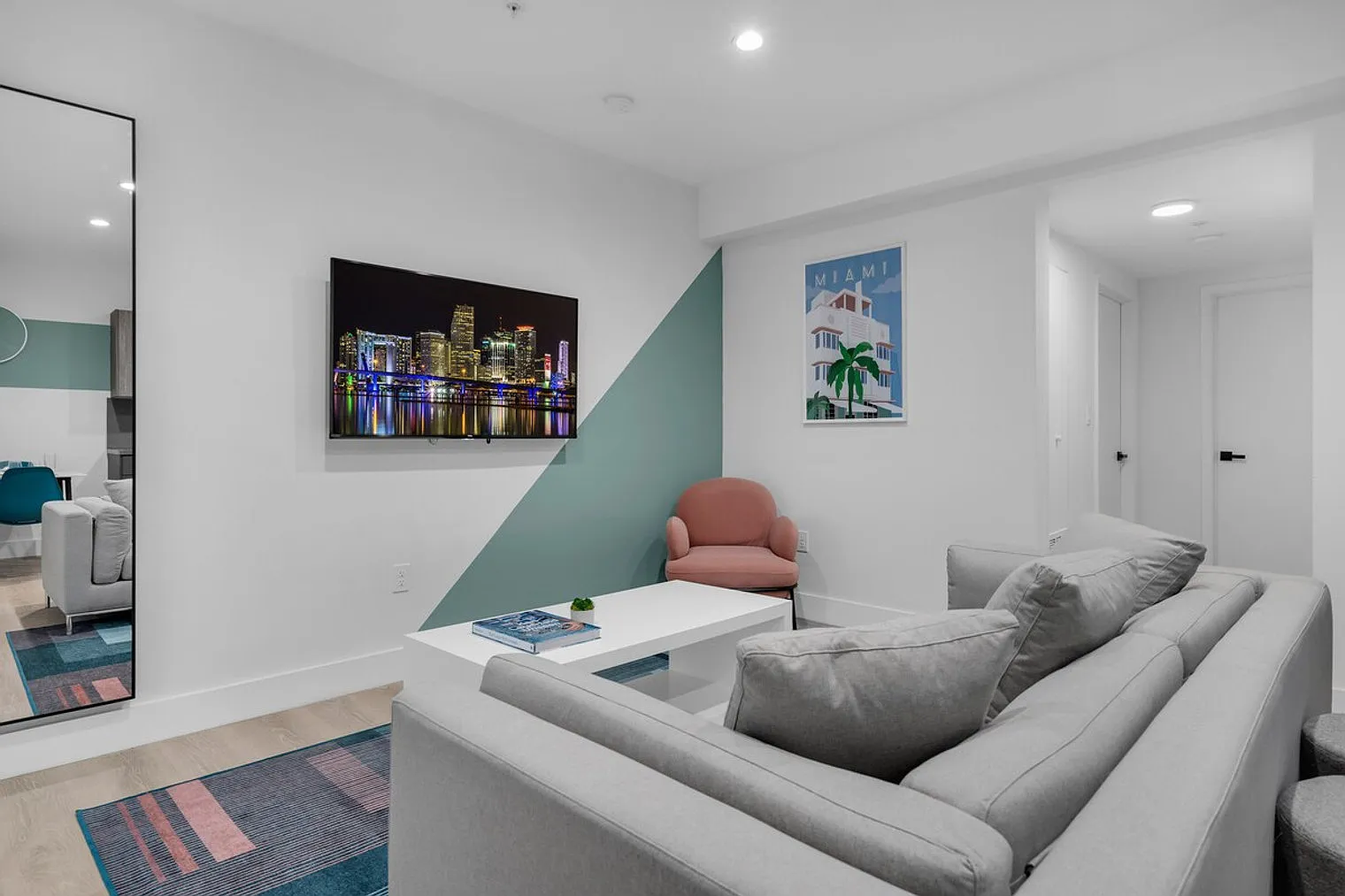 2 bed, 1.0 bath, 796 sqft, $5,104 — Photo 2